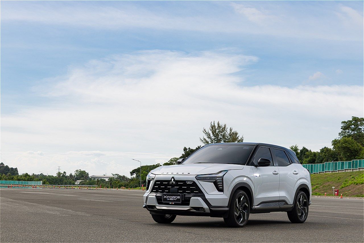 三菱の新型SUV「エクスフォースHEV」（筆者撮影）