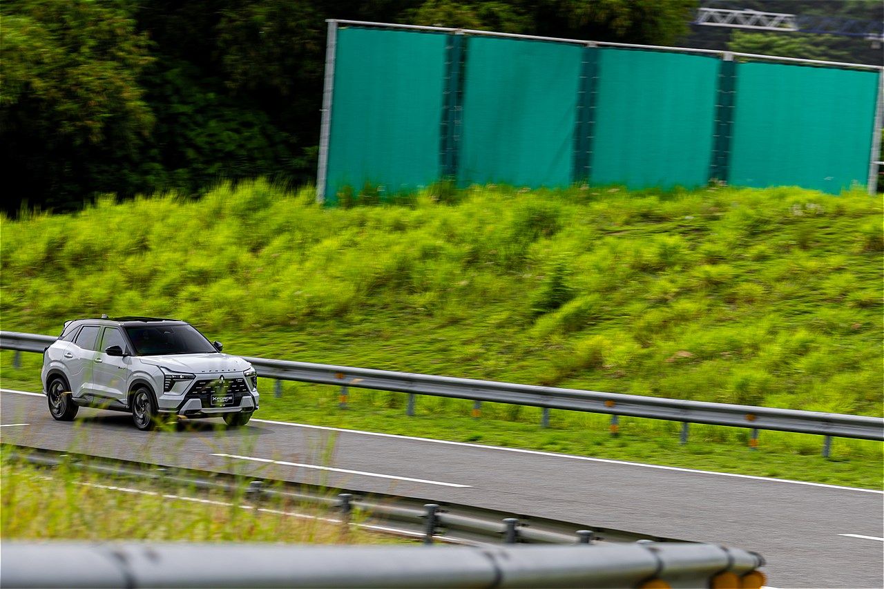 三菱の新型SUV「エクスフォースHEV」（筆者撮影）