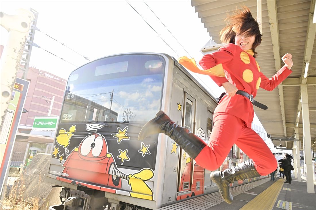 石巻駅での初代「マンガッタンライナー」引退の撮影会。小学生時代に「マンガッタンライナー」の絵を描き、現在は石ノ森萬画館で勤務しているという女性（撮影：武川健太）