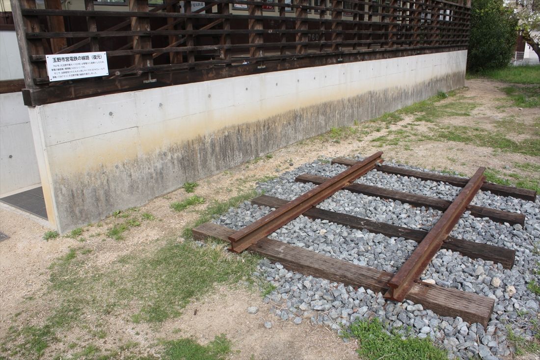 760号の保存スペースの脇に敷設された、軌間が狭軌（1067mm）の線路。760号は蔵王高速電鉄の発注時点では狭軌対応で計画され備南電気鉄道も狭軌だったが、標準軌（1435mm）の琴電に移る際に改造された（筆者撮影）