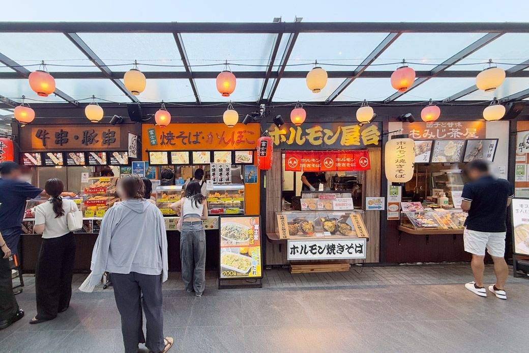 海老名サービスエリアの屋台エリア。焼きそばに串焼きなど、お祭りの夜店のよう（筆者撮影）