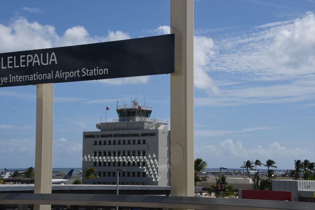 ダニエル・K・イノウエ国際空港の駅名標と空港施設（記者撮影）