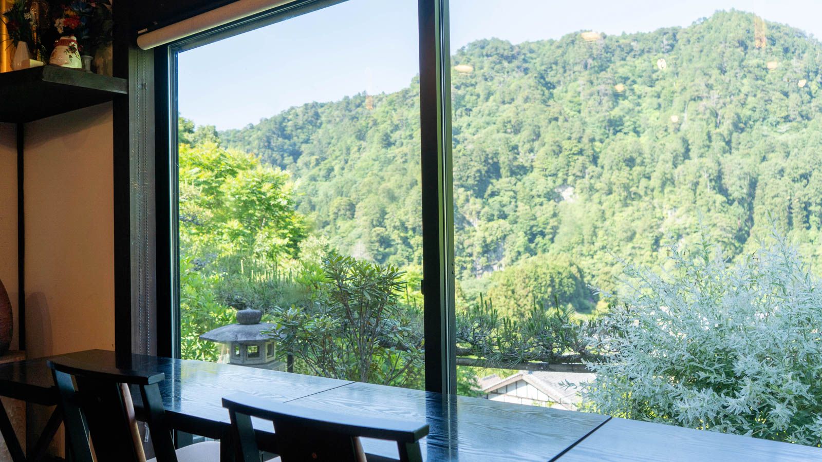 大きな窓から景色が楽しめる（写真：筆者撮影）