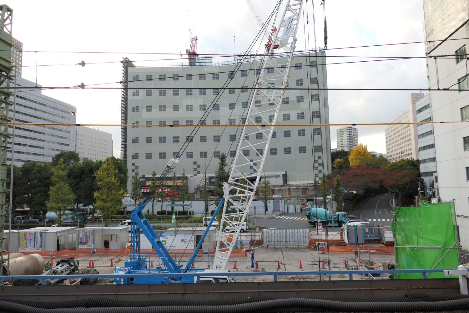 回送列車から見た解体中のシナガワグース＝2022年11月（記者撮影）