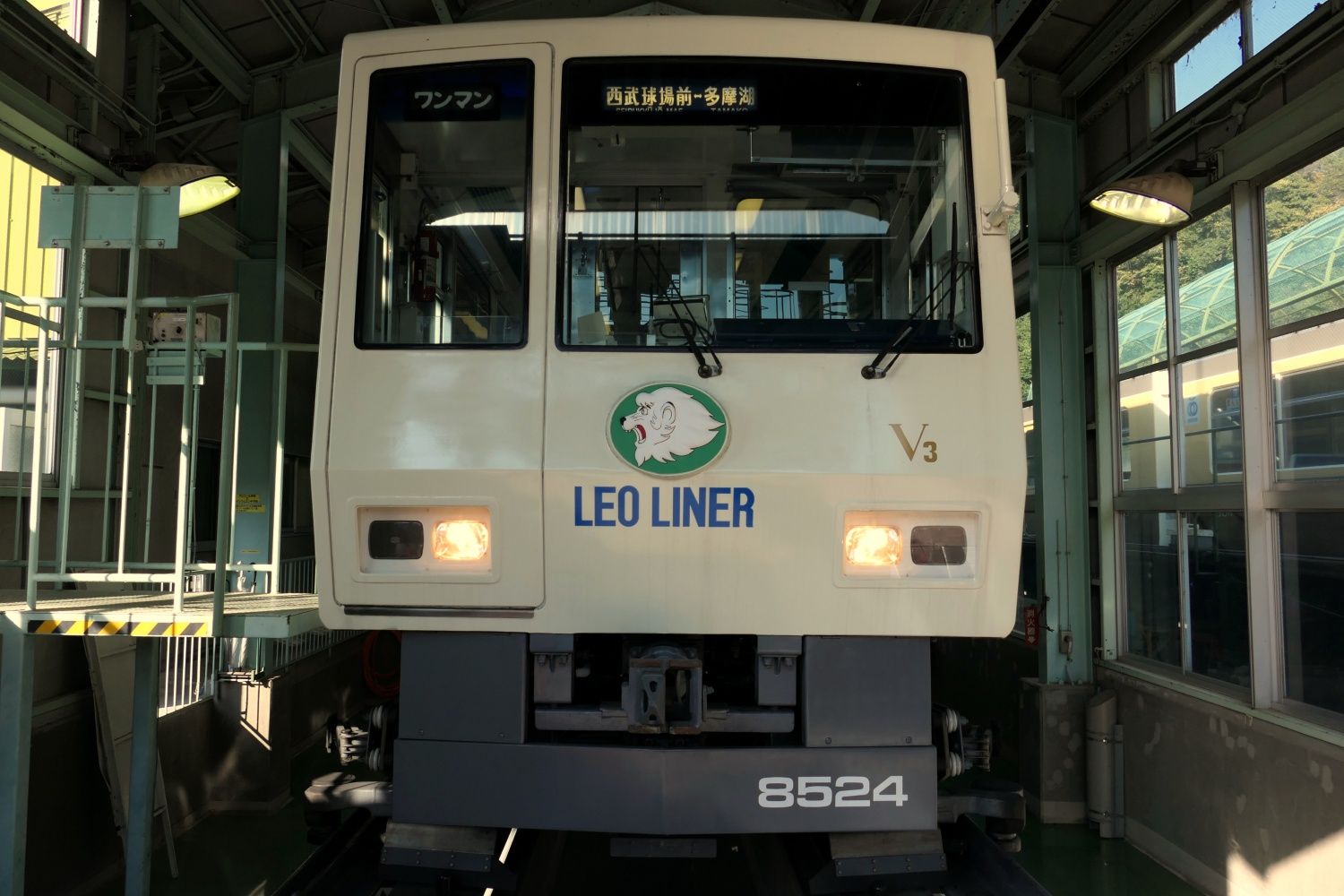 西武鉄道山口線の8500系。案内軌条式の新交通システムだ（記者撮影）