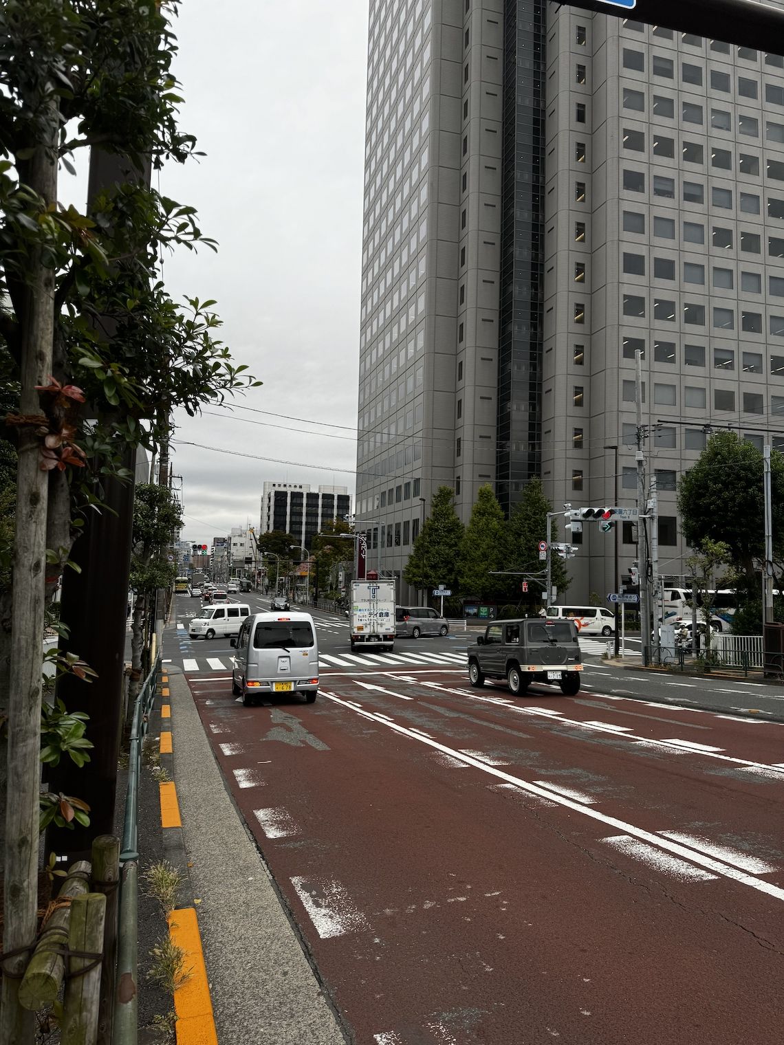 豊住橋から東陽町方面を臨む。緩やかな勾配がバス需要を後押ししている（写真：編集部撮影）