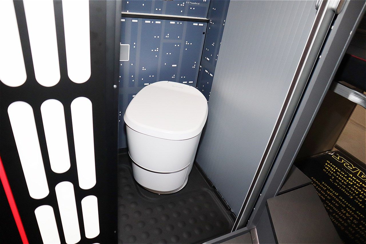 スター・ウォーズの世界観が広がるトイファクトリーのキャンピングカー「ダビンチ6.0＜スター・ウォーズ＞エディション」（筆者撮影）