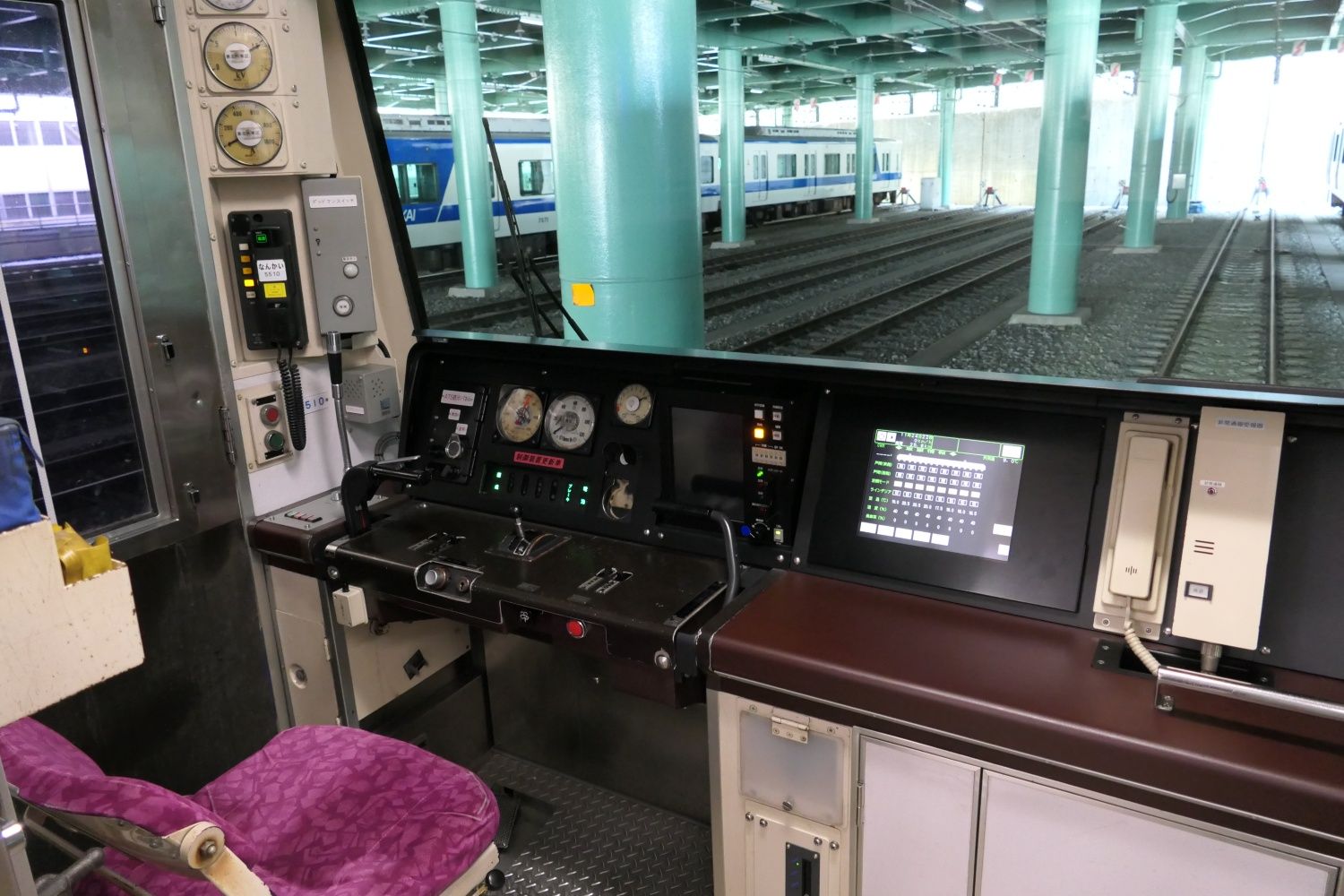 貫通扉がないため特急車両のように広々とした運転台（記者撮影）