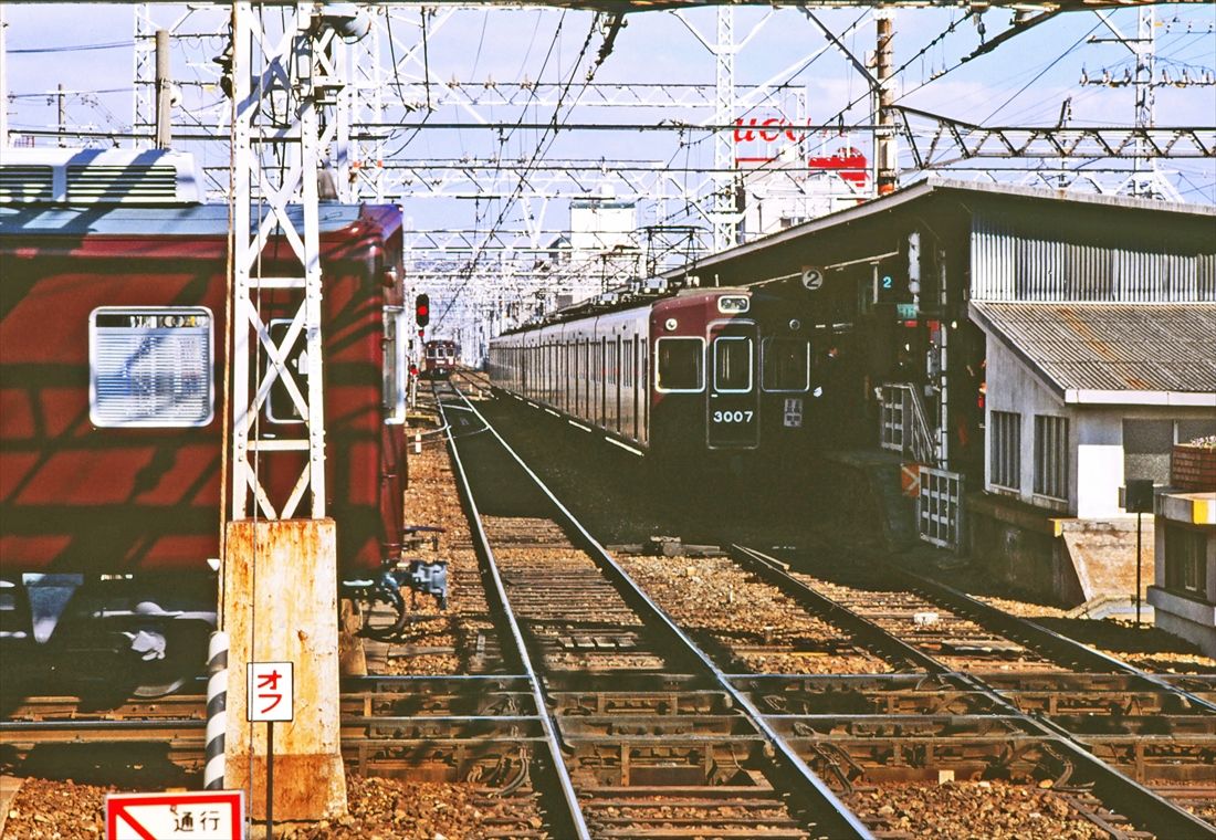 西宮北口駅のダイヤモンドクロス。今津線（左）と神戸線が直角に平面交差しており、電車通過時の轟音は迫力があった（撮影：南正時）