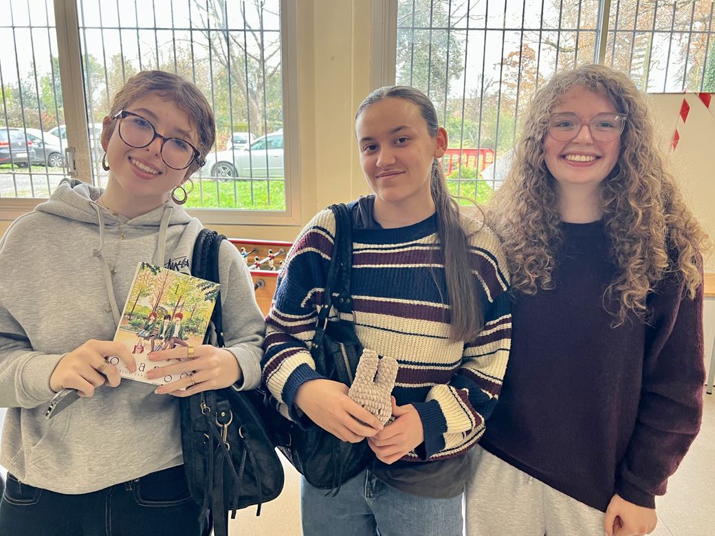 コミック本とミッフィの編みぐるみを手に（筆者撮影）