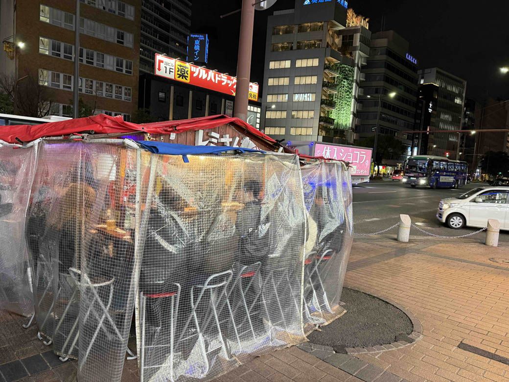 いつも満席の「レミさんち」。道の端には順番待ちの行列ができている（写真：筆者撮影）