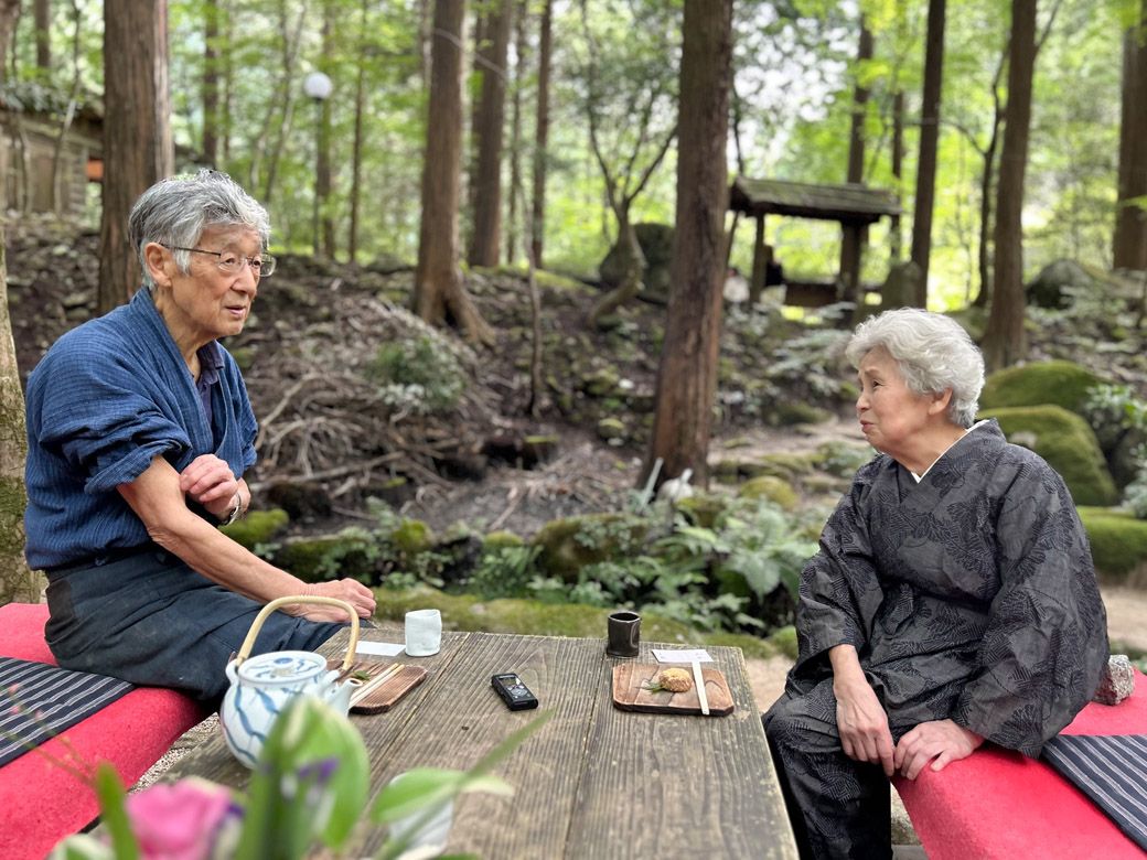 寺谷さんの破天荒な思い出話を聞きながら、おおらかに笑って合いの手を入れる節子さん。お互いを尊敬し合う仲睦まじいご夫婦だ（筆者撮影）