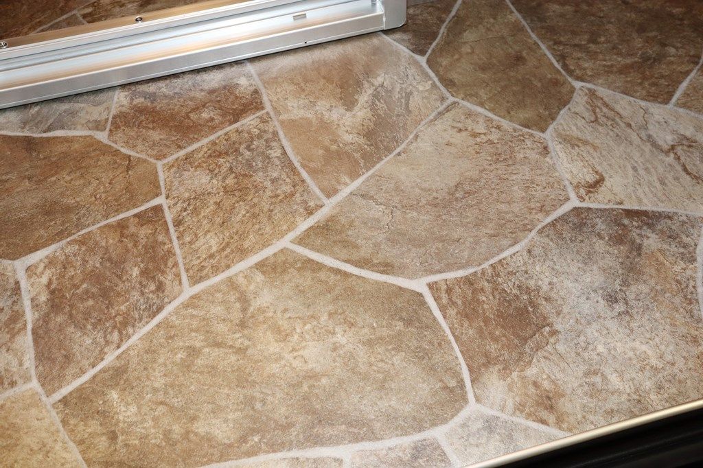 新型キャンピングカー「レクビィ プラスリビン」の3Dシミュレーションや選べるフロアの柄など（写真：筆者撮影）