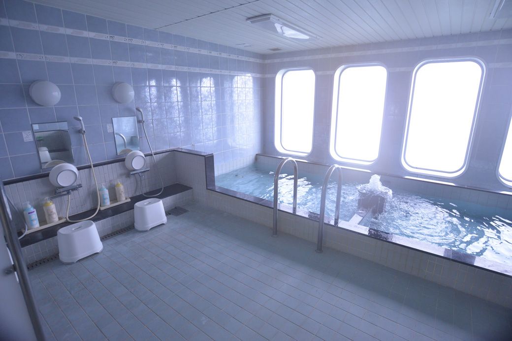 「はくおう」船内の大浴場は、新日本海フェリー時代と変わらず活用されている（防衛省公式Xより）
