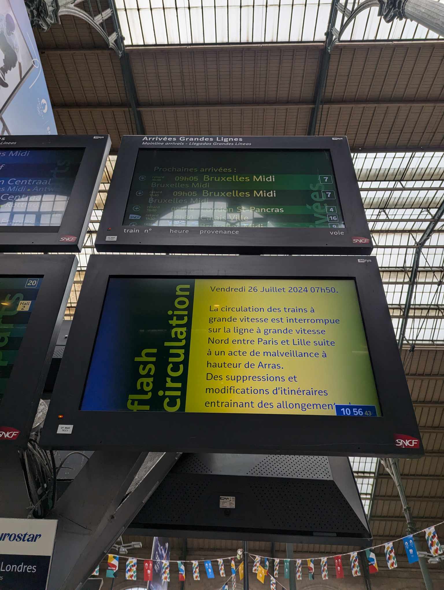 鉄道施設の破壊による運休やダイヤ乱れを告知するパリ北駅の表示板＝7月26日（写真：m_sports_suki）
