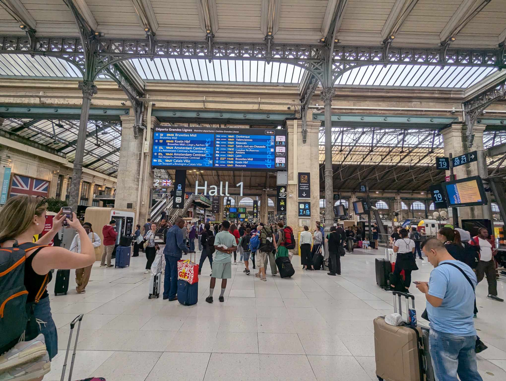 列車の運行が大きく乱れ駅はごった返した＝7月26日（写真：m_sports_suki）