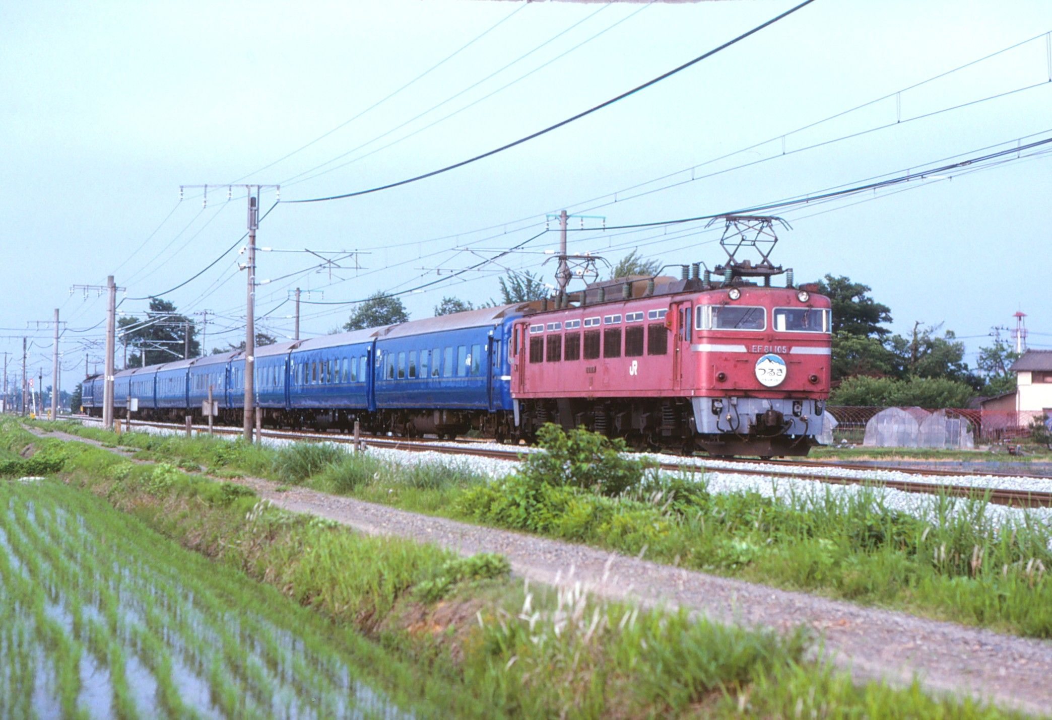 信越本線押切―見附間を走るEF81形牽引の寝台特急「つるぎ」（撮影：南正時）