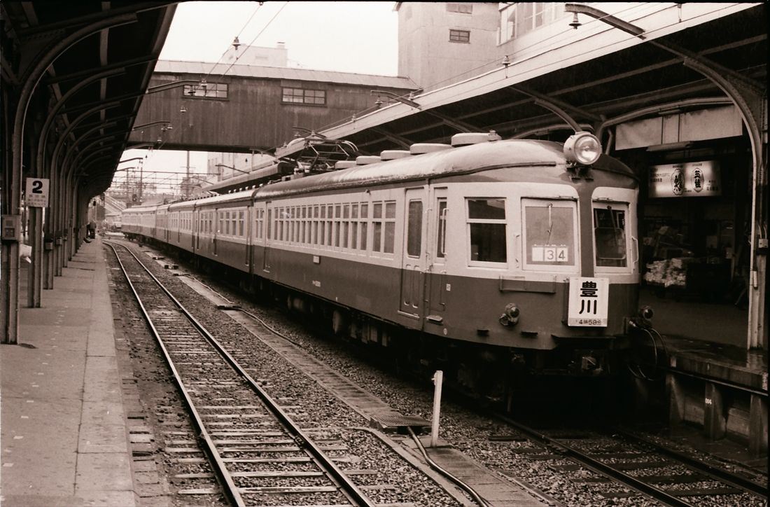 豊橋駅に停車する「流電」クモハ52形（撮影：南正時）