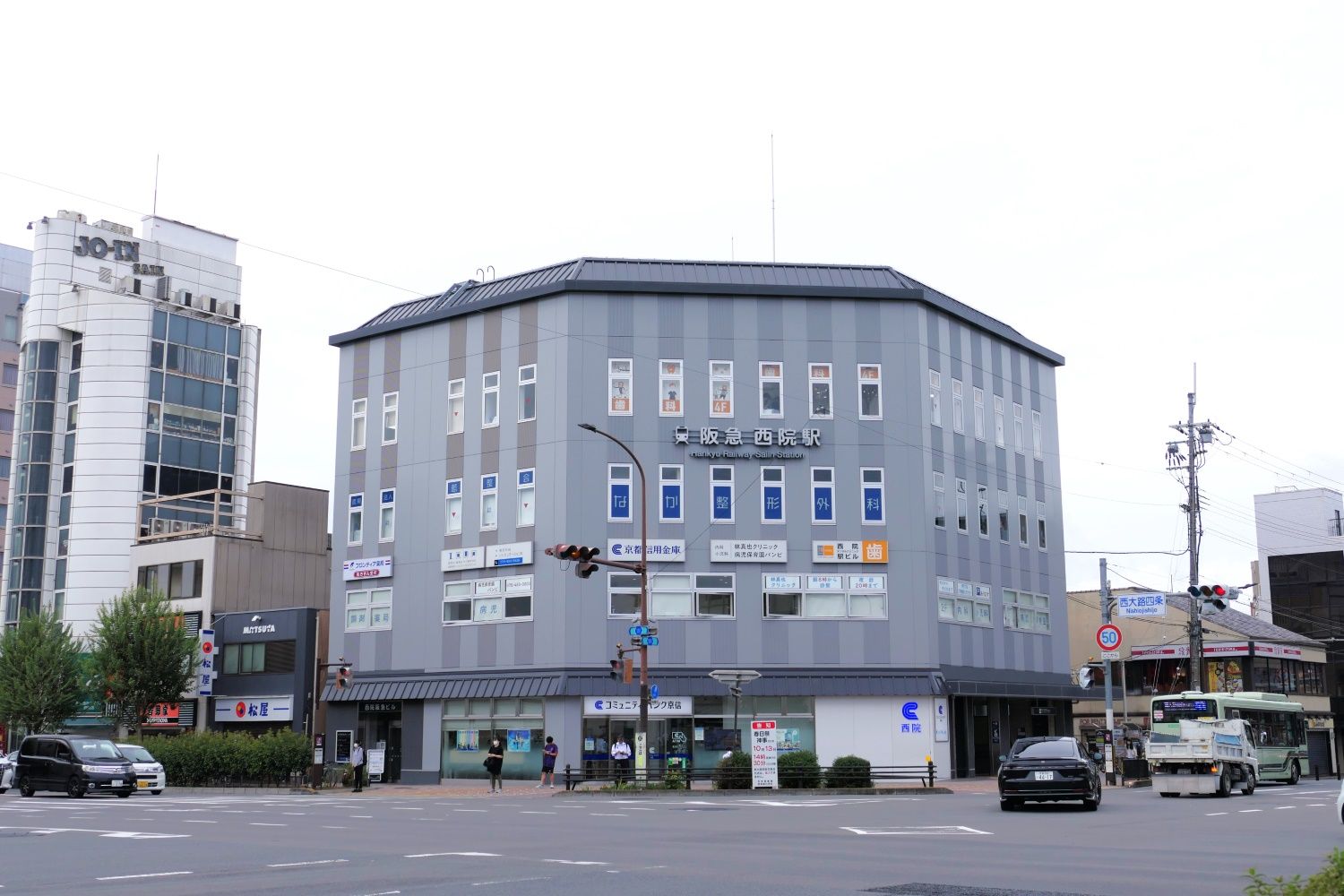 阪急西院駅西改札口の地上出口は、嵐電と離れて西大路四条交差点に面している（編集部撮影）