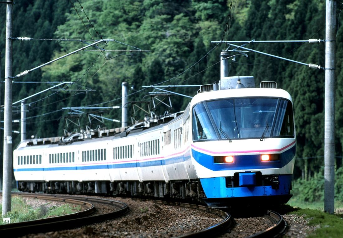 JR西日本の「スーパー雷鳥」。パノラマグリーン車やラウンジ車を連結した485系改造車を投入した（撮影：南正時）