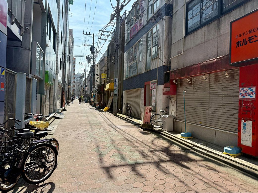 東口側の飲食店通り
