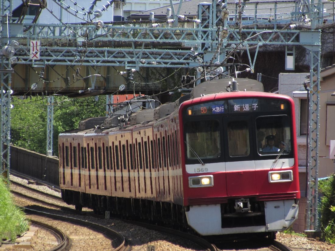1985年にデビューした1500形。1988年以降の車両はアルミ車となった（撮影：南正時）