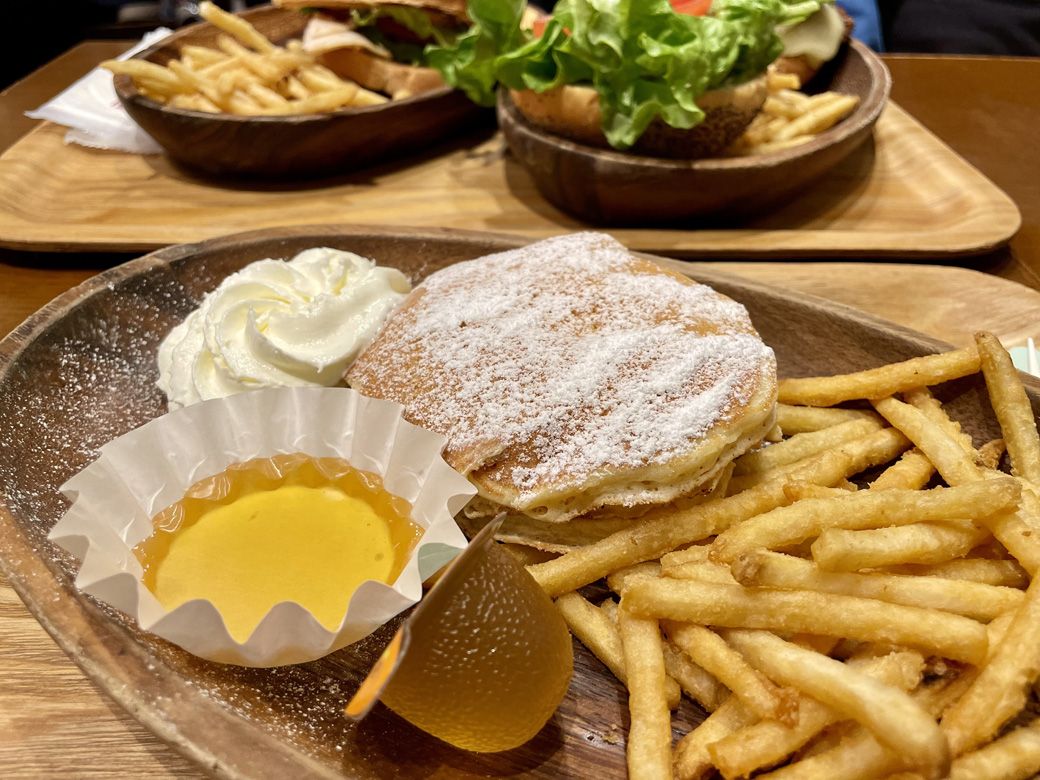 手前は「キッズセット(A)ミニパンケーキ」500円(税込)(写真:筆者撮影)