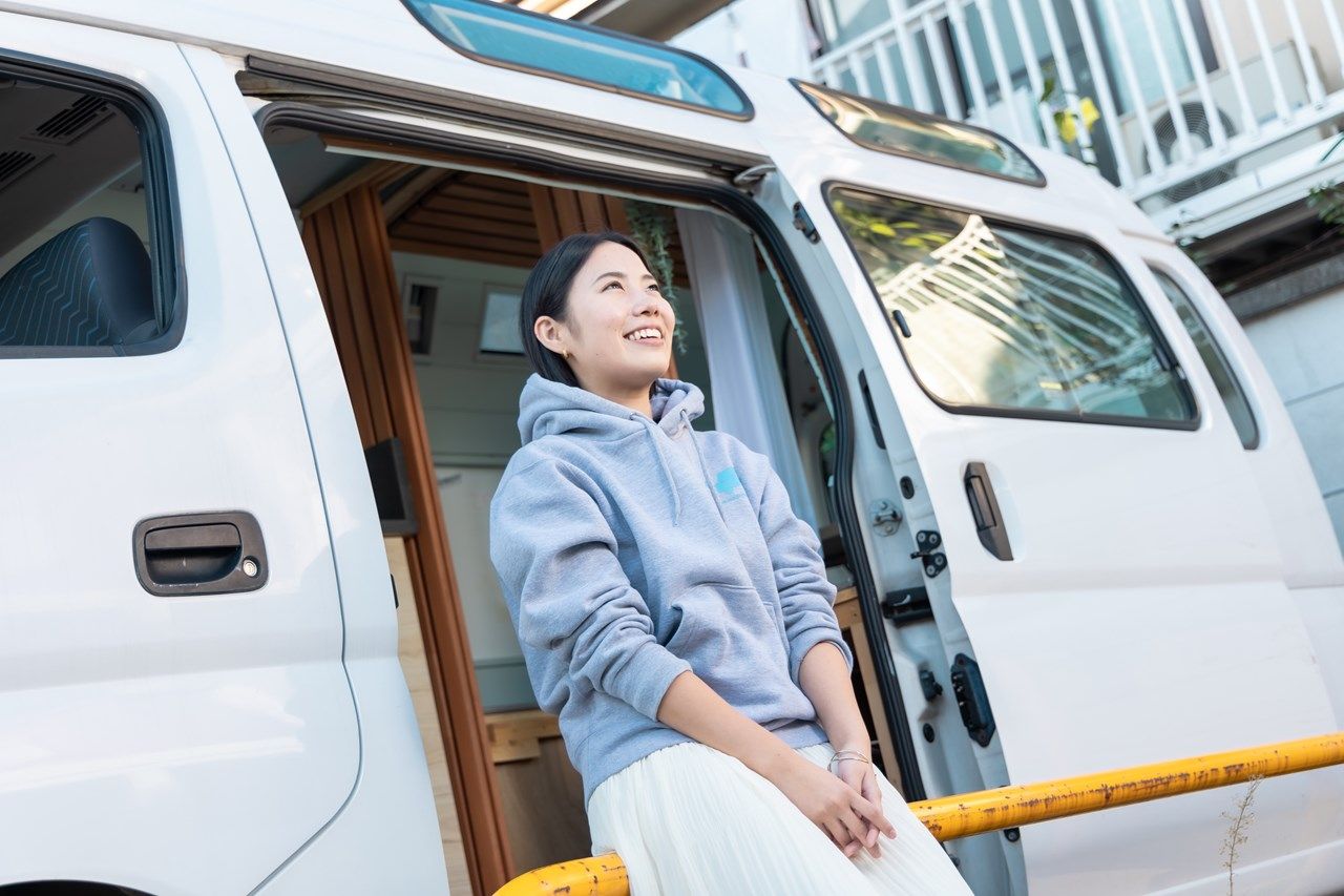 バンライフを送る宮本さんと愛車（東洋経済オンライン編集部撮影）