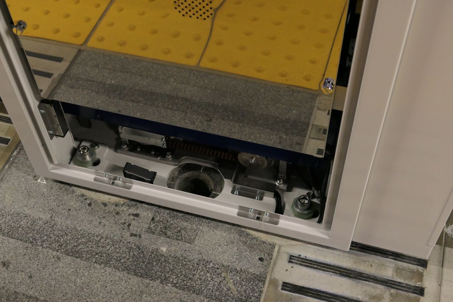 あらかじめ開けてあった穴がぴったりと一致する（記者撮影）