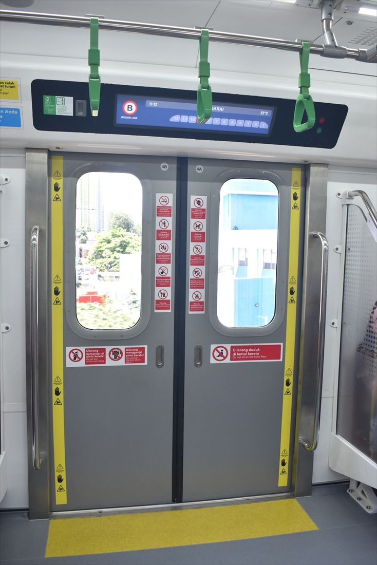 ドア自体はインドネシア製だが、ドアエンジンは日本のナブテスコが納入した（筆者撮影）