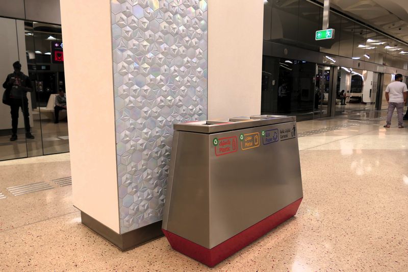 各駅にゴミ箱設置で日本より便利（筆者撮影）