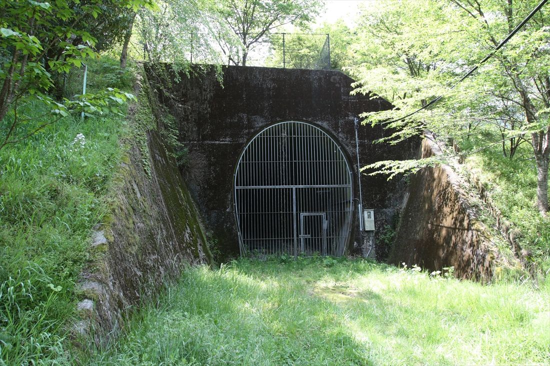 相津―遠江横山間：谷山トンネルの遠江横山寄り坑口。実際に工事が行われたのはここまでで、この先に設けられるはずだった3本目の天竜川橋梁は未着手だった（筆者撮影）