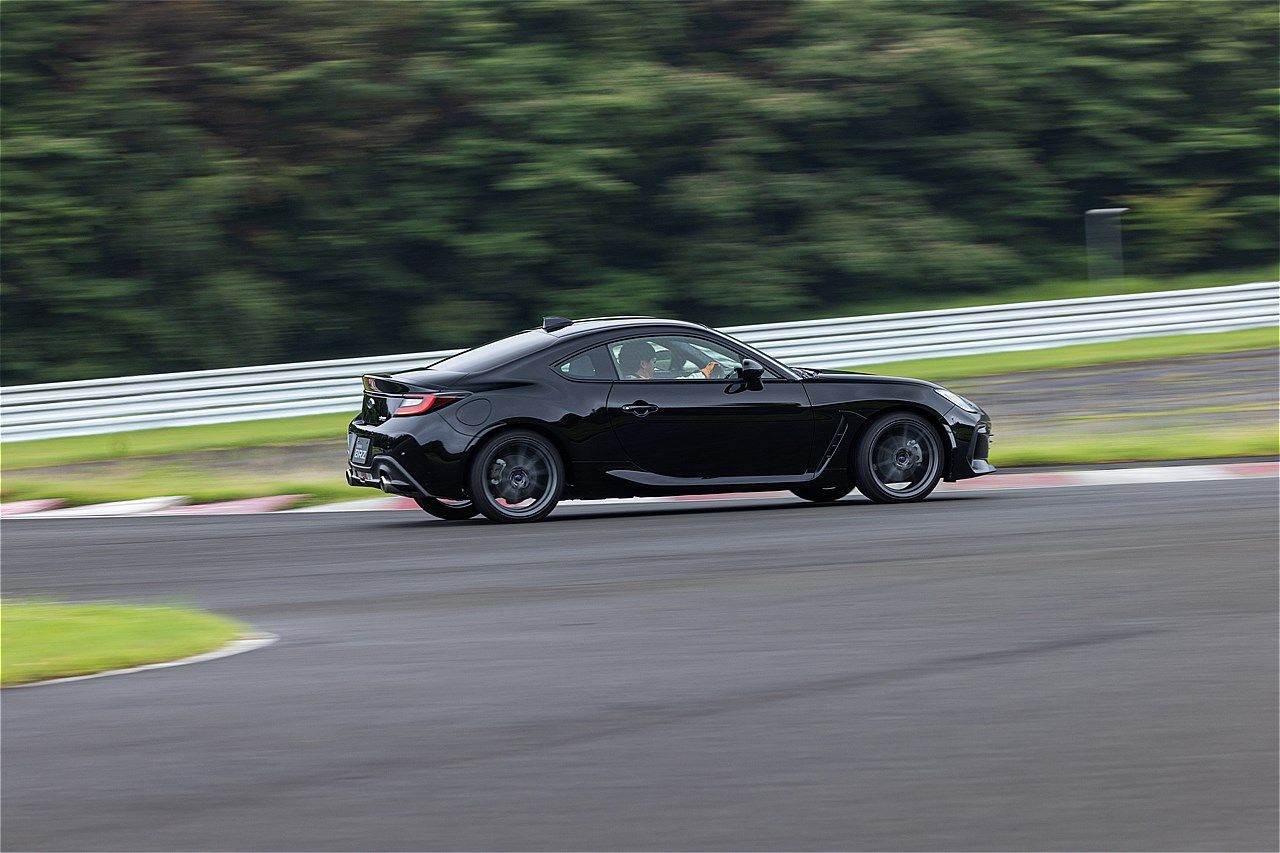 一部改良モデルのトヨタ「GR86」およびSUBARU「BRZ」のサーキット試乗会の様子（写真：三木宏章）