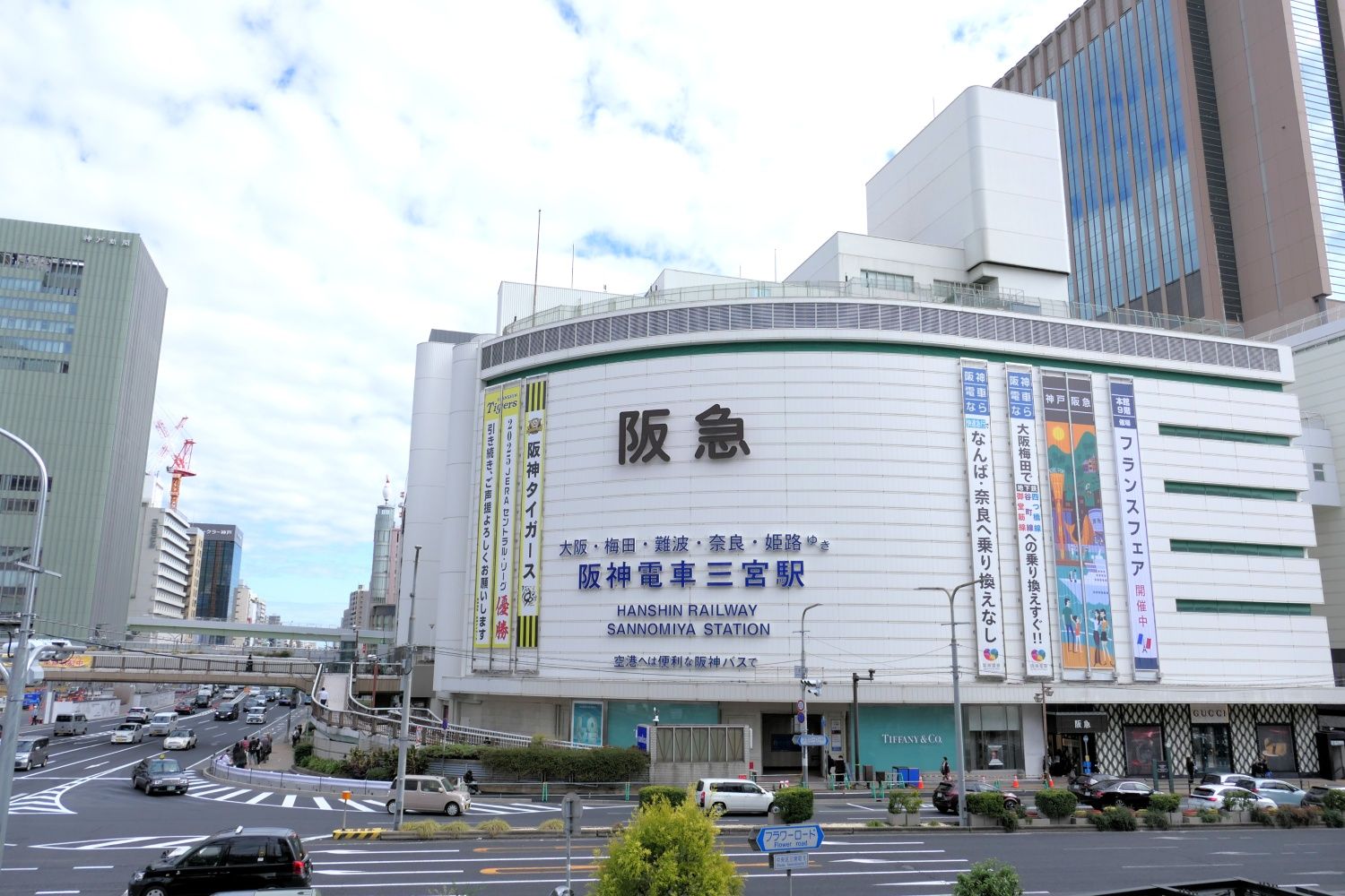 左の国道2号の地下を走る（編集部撮影）