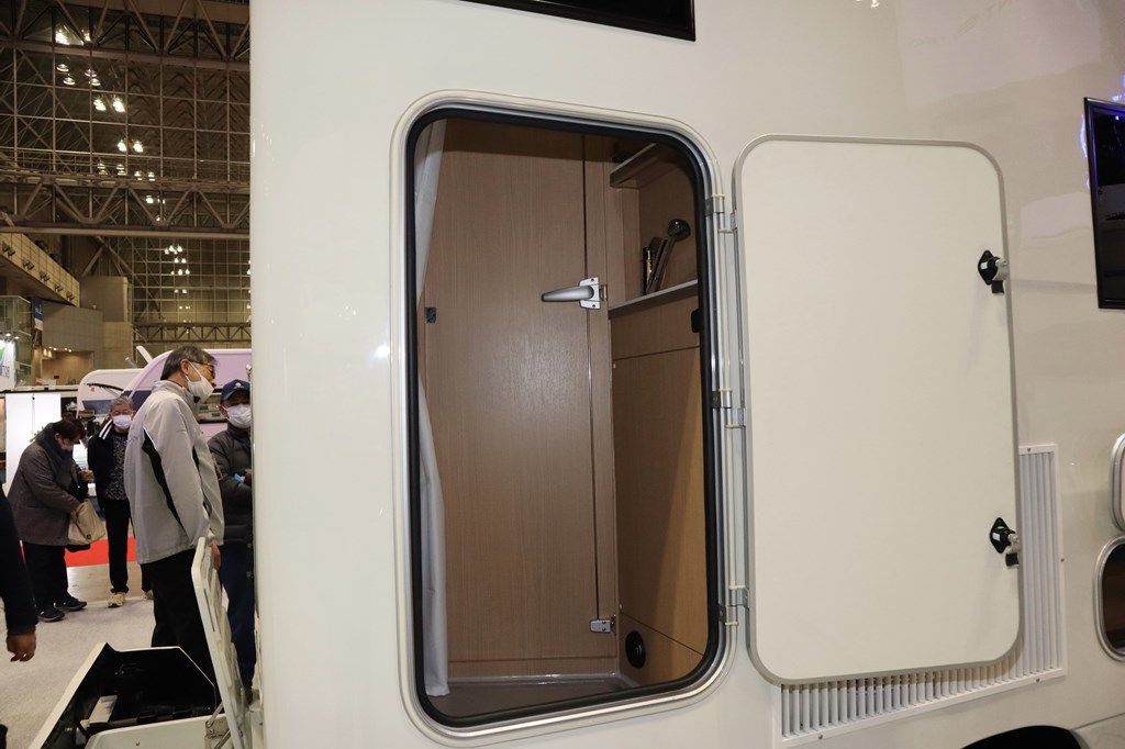 いすゞ「トラヴィオ」をベースにした、バンテックの新型キャンピングカー「コルド リーブス」（写真；筆者撮影）