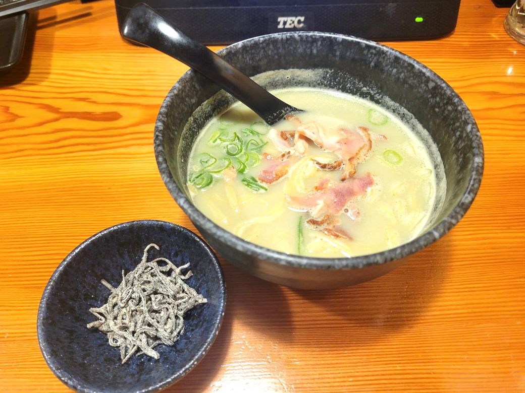 「抹茶白湯ラーメン」。別添えで塩昆布が付いている（筆者撮影）