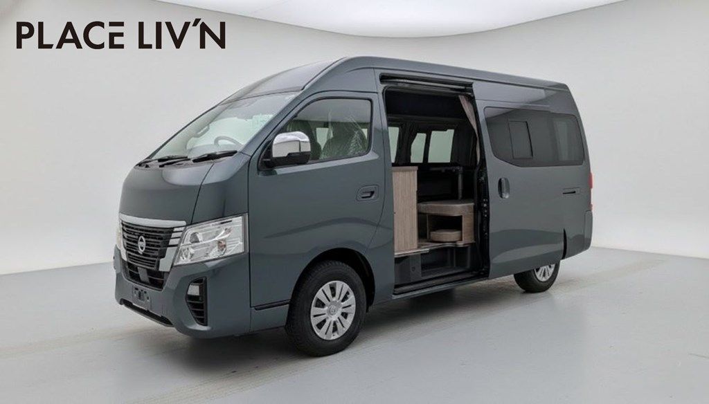 日産キャラバンをベースにしたレクビィの新型キャンピングカー「レクビィ プラスリビン」（写真：レクビィ）