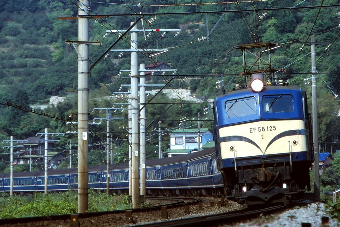 EF58形が牽引する20系客車の急行「銀河」が湯河原付近を走る。EF58形は前面窓の形状をはじめさまざまなバリエーションがあった（撮影：南正時）