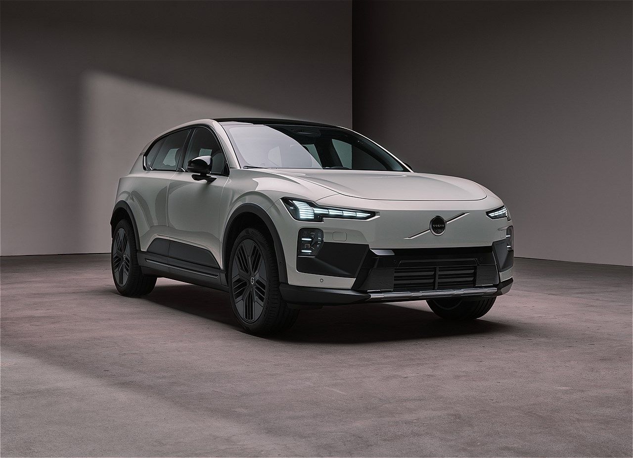 EX60と同時に発表されたボルボ「EX60クロスカントリー」（写真：ボルボ・カー・ジャパン）