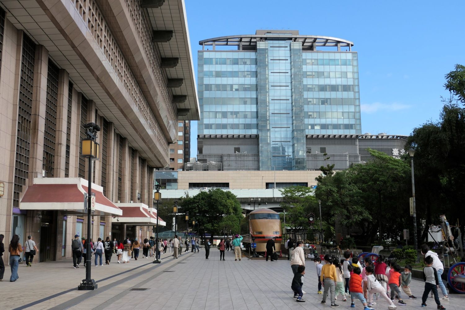 一夜明けた台北駅前（記者撮影）