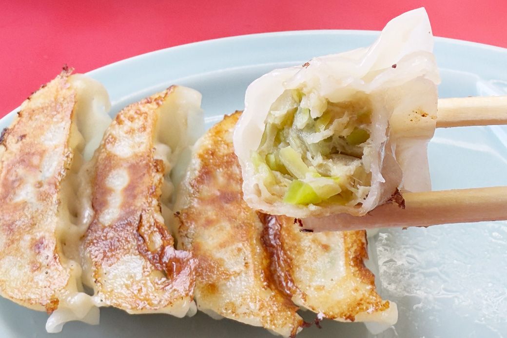 特製ギョーザは6個入りで税込370円。中にはあんがぎっしり詰まっています（筆者撮影）