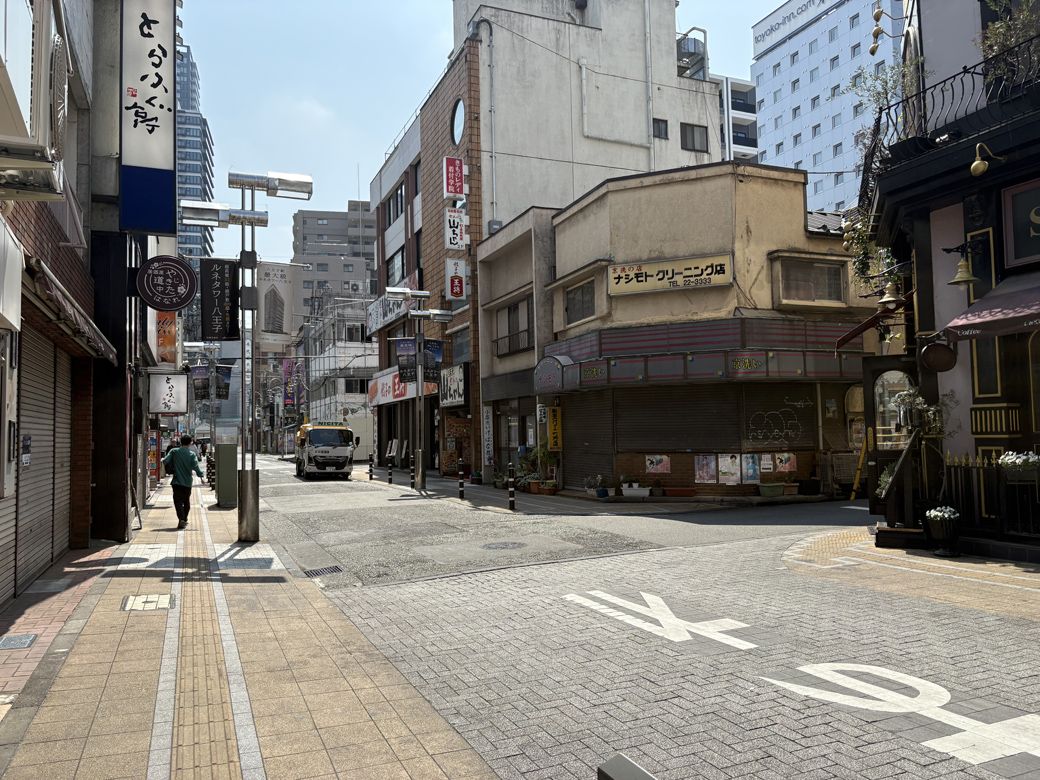 西放射線ユーロードは賑わっているが、1本裏道に入ると途端に無人になる（写真：筆者撮影）