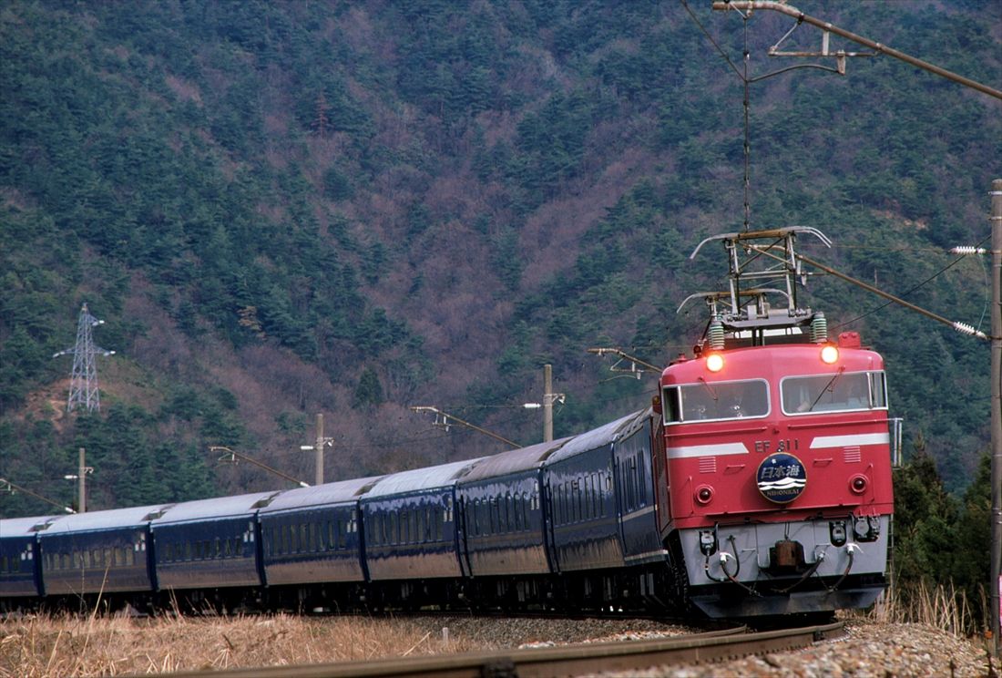 国鉄時代の北陸本線新疋田付近を走る、EF81形トップナンバー牽引のブルートレイン「日本海」（撮影：南正時）