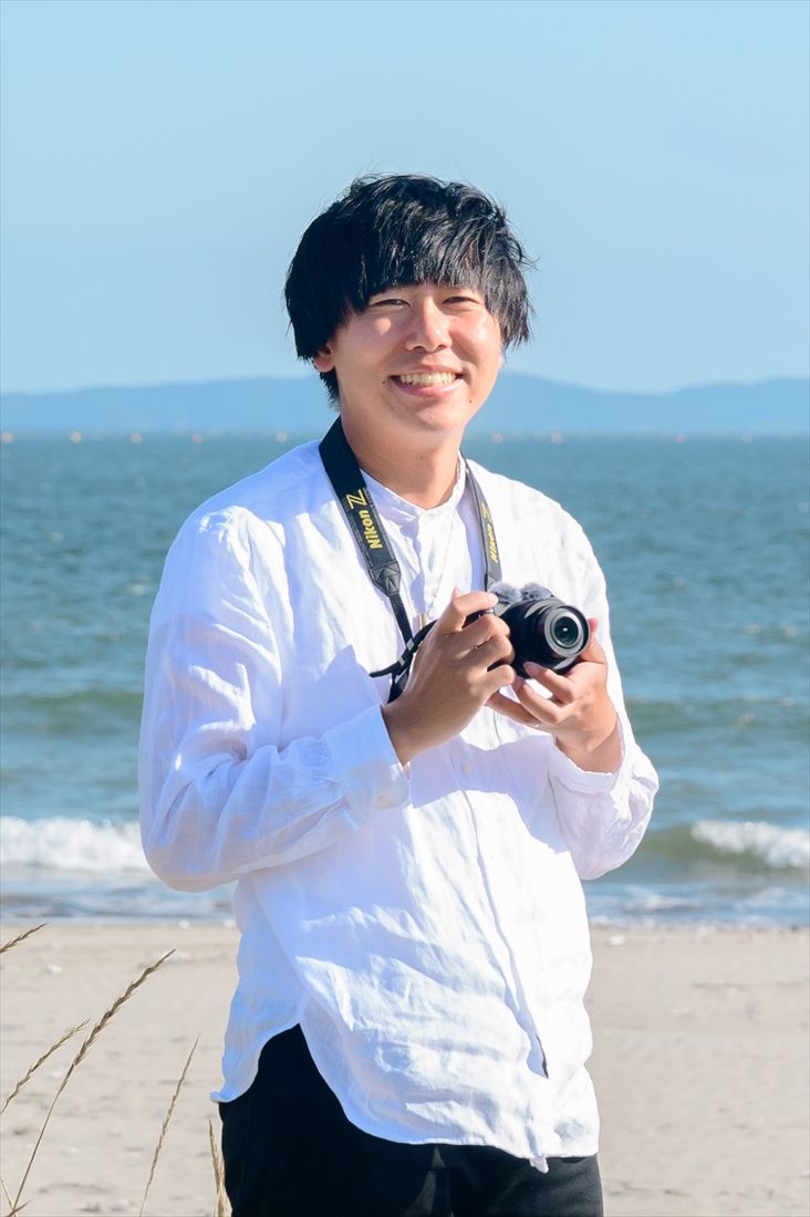 武川健太 Mukawa Kenta 鉄道写真家・フォトエデュケーター 1993.06.21 宮城県登米市出身。石巻市在住。 中学時代に不登校と引きこもりを経験し、 カメラが再び外の世界に出るきっかけに。 現在はフリーランスの鉄道写真家として 鉄道会社の広告撮影、写真展開催、イベント出演 などを行う。2024年「第10回写真出版賞」大賞受賞（写真提供：武川健太）