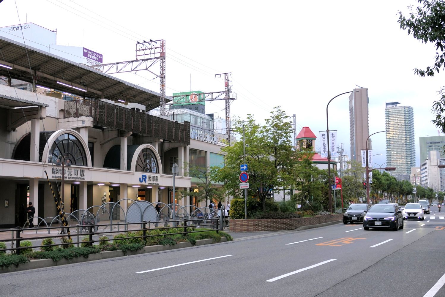 右奥に三宮のビル群が見える（編集部撮影）