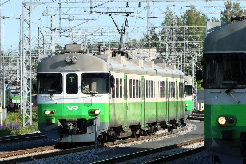 地方では旧型車がまだまだ主力。やはりローカル線の旅は楽しい（筆者撮影）