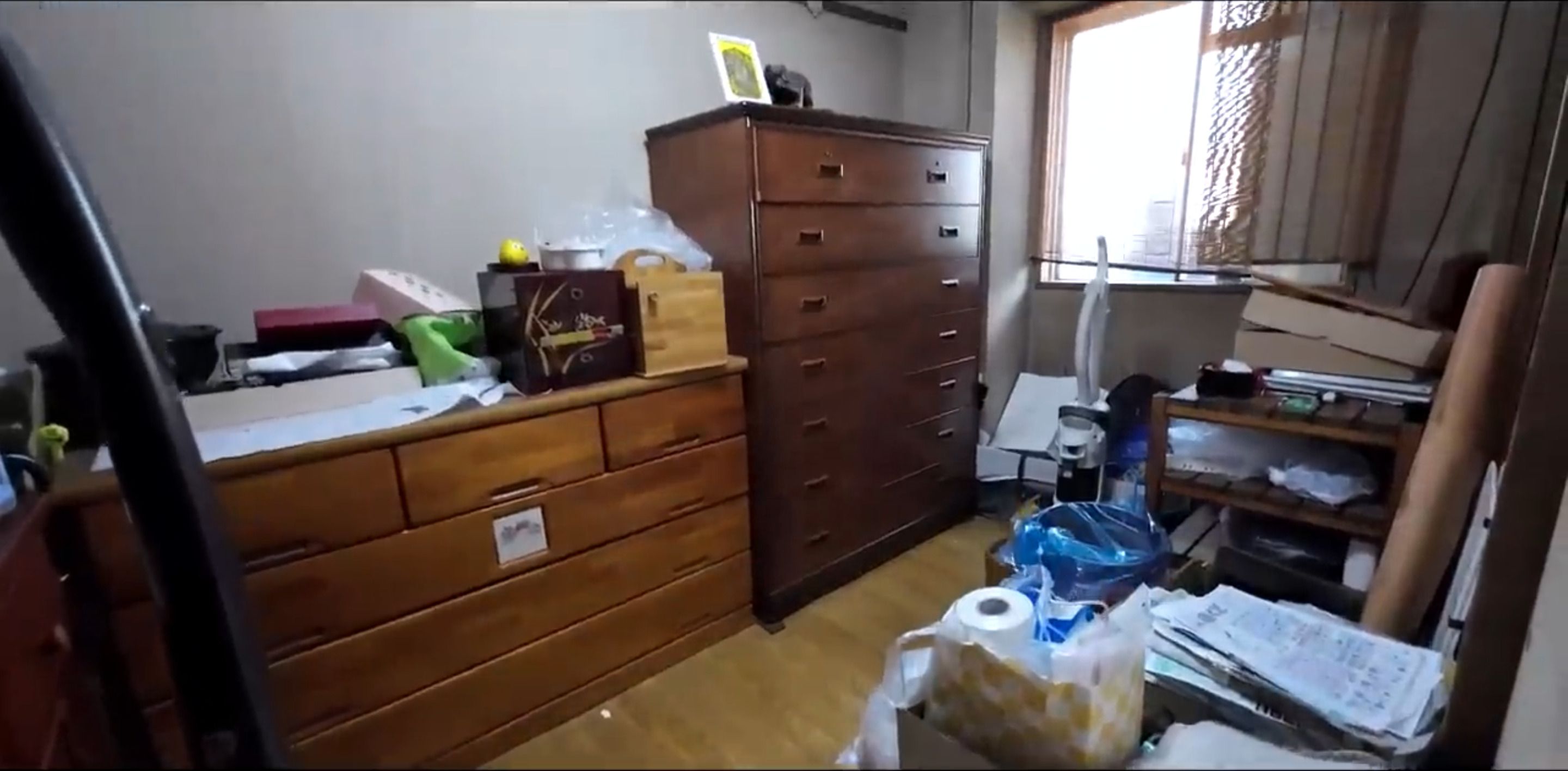 物置となっていた和室（写真：「イーブイ片付けチャンネル」より）