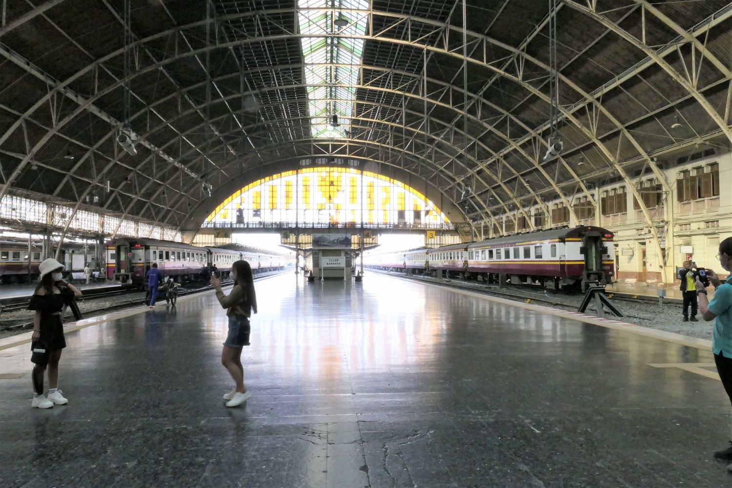 普通列車と観光列車のみの発着になったフアランポーン駅は記念写真を撮る人が多かった（筆者撮影）