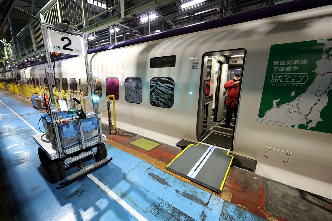 荷物を積んだ台車を牽引するためのAGV（無人搬送車）＝2026年3月23日（撮影：尾形文繁）