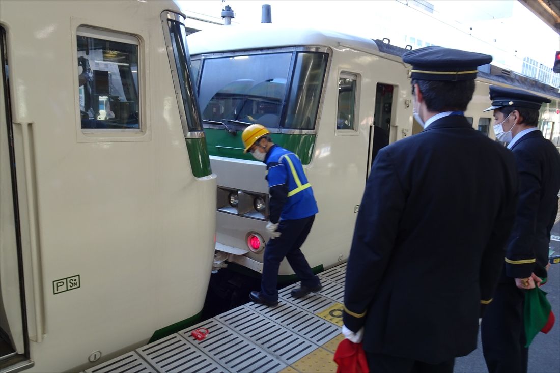 熱海駅での切り離し作業。修善寺行きと伊豆急下田行きを分割する＝2021年（撮影：南正時）